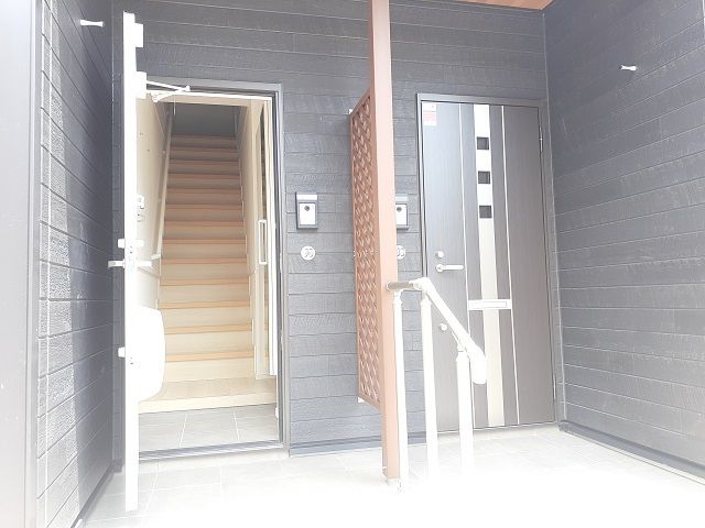 ＪＲ横浜線 淵野辺駅 バス乗車時間：17分 最寄りバス停で下車 徒歩4分 2階建 築3年の玄関写真