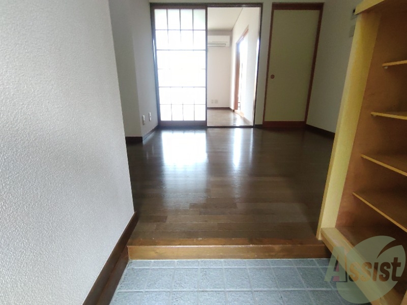 玄関　玄関から撮影しました。敷居が高くなくて安心ですね。