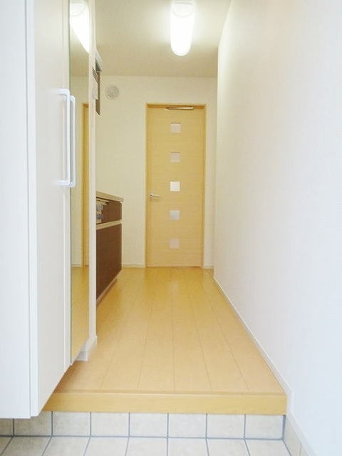玄関　鏡付きのシューズボックスです。