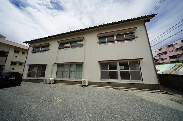下関市大学町のアパートの建物外観