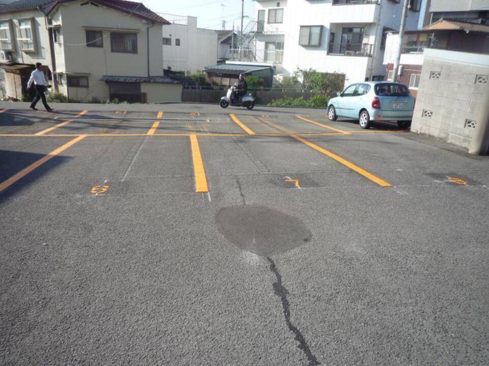 【室町ハイツの駐車場】