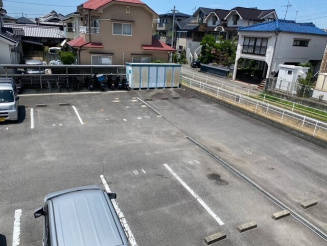 【松山市保免中のアパートの駐車場】