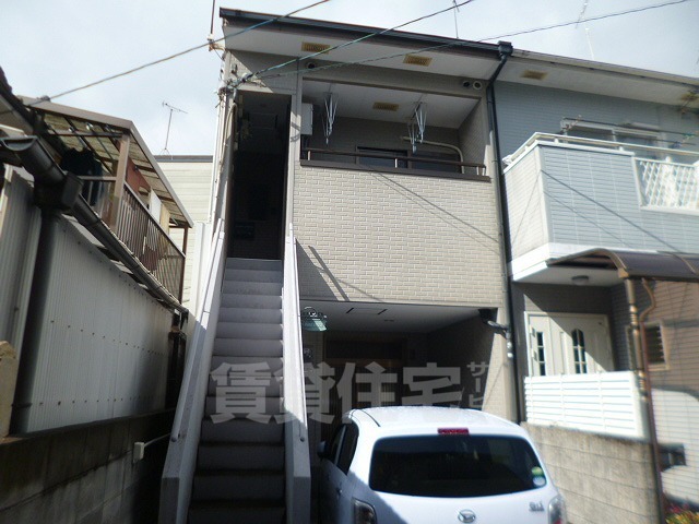 京都市山科区安朱中溝町のアパートの建物外観