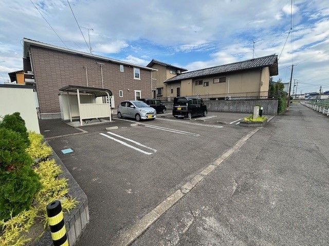 【岩沼市桑原のアパートの駐車場】