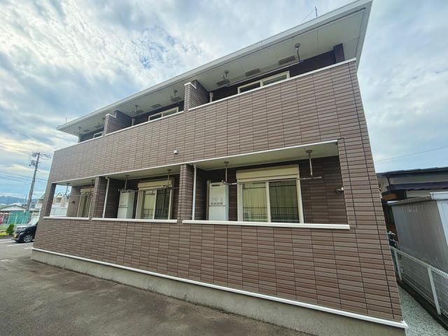 岩沼市桑原のアパートの建物外観