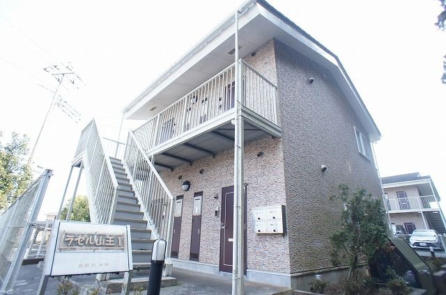 高萩市本町のアパートの建物外観