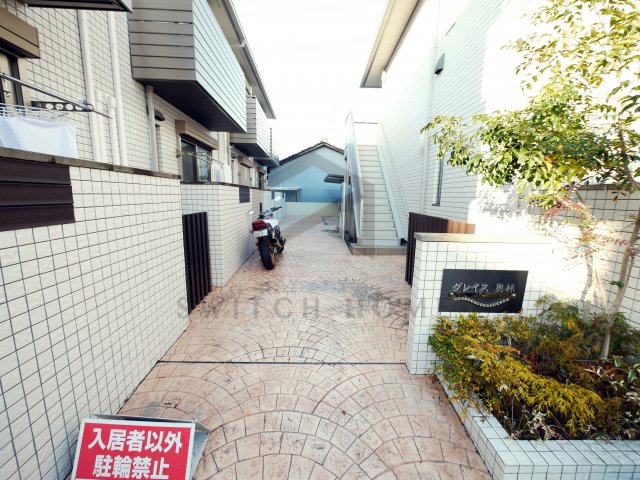 エントランス　落ち着いたエントランスです