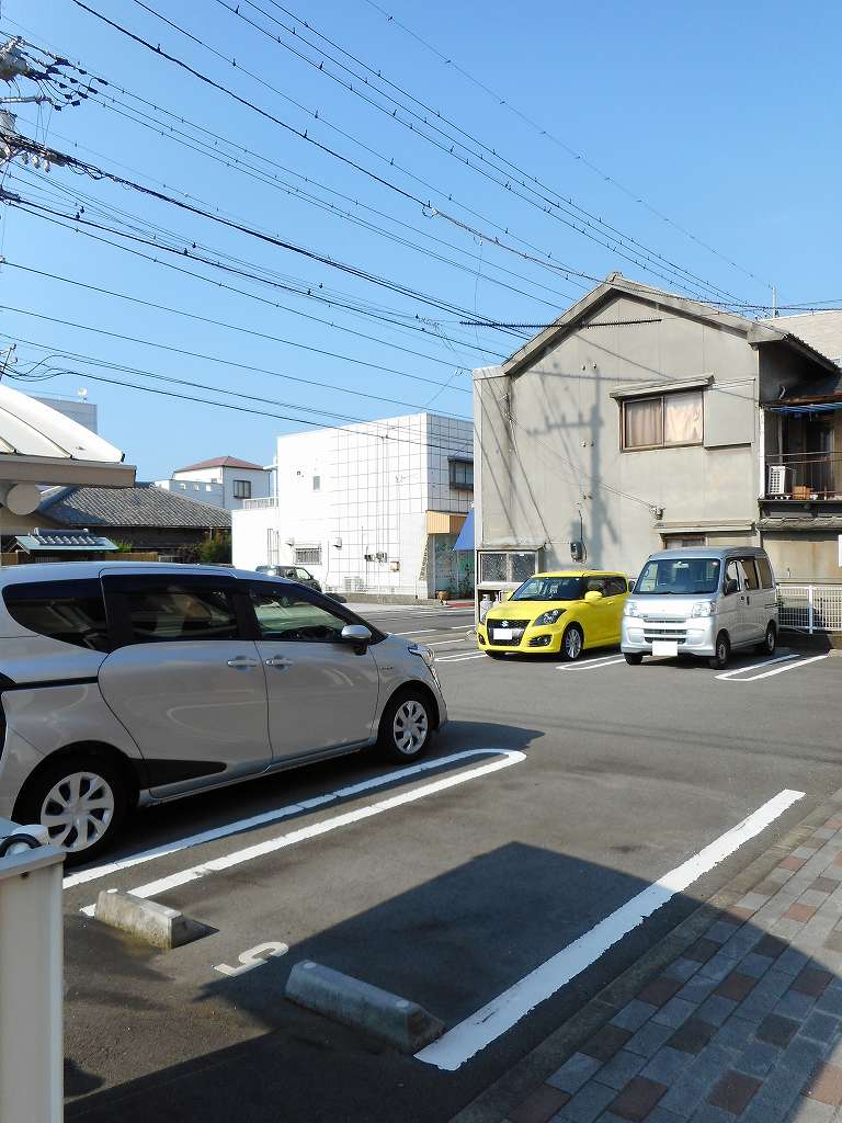 【新居浜市泉宮町のアパートの駐車場】