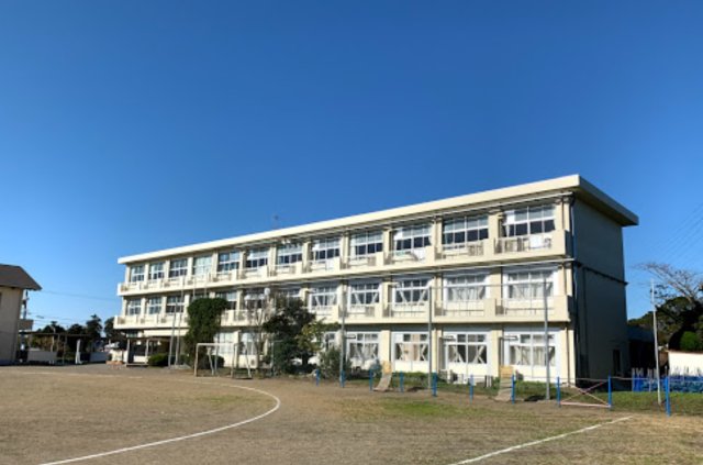 【ビレッジハウス横地1号棟の小学校】