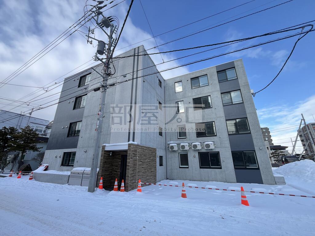 札幌市豊平区平岸五条のマンションの建物外観