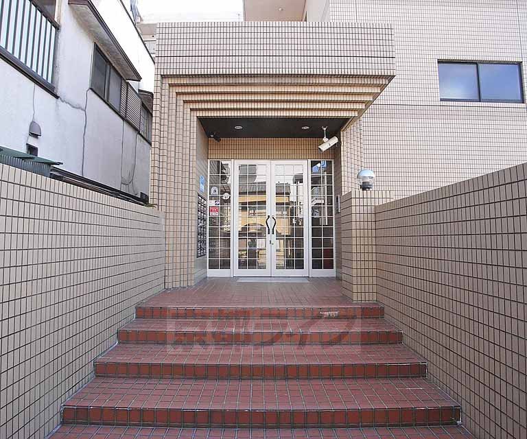 【京都市伏見区深草山村町のマンションのエントランス】