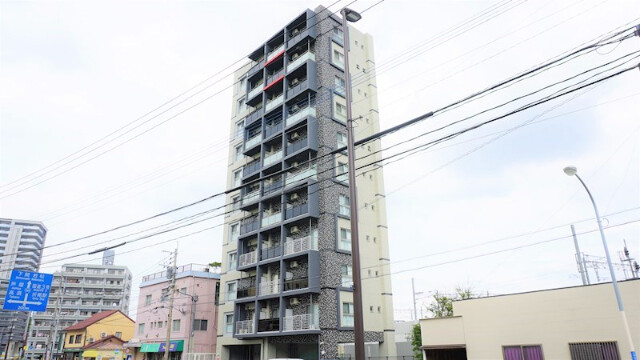 【北九州市八幡西区折尾のマンションの建物外観】