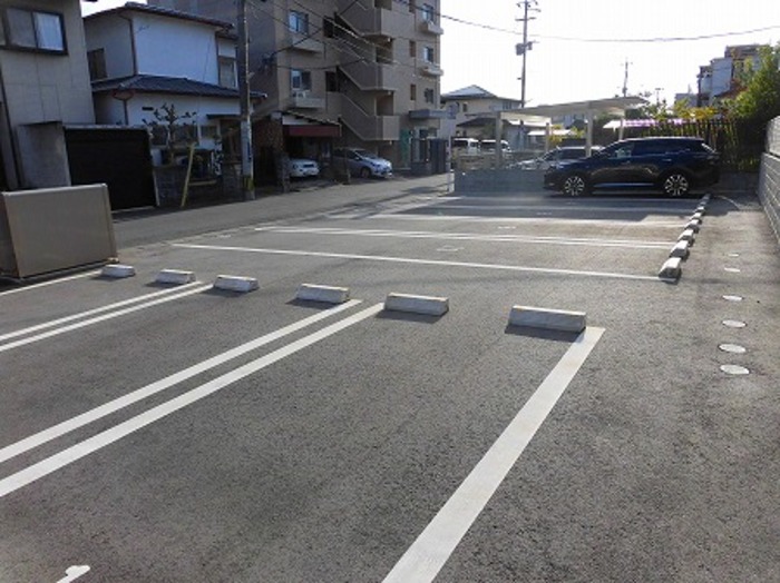 【熊本市中央区出水のアパートの駐車場】