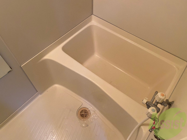 バス・シャワールーム　浴室はこちらのユニットバスになりますねー。