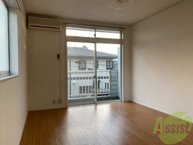 居室・リビング　大きな窓から光が差し込み明るいお部屋ですね