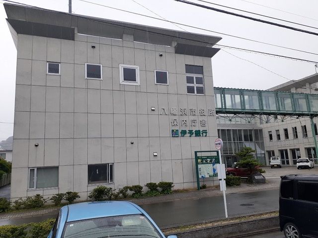 銀行　伊予銀行川之石支店様（銀行）まで750m
