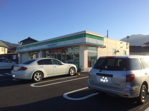 コンビニ　ファミリーマート（コンビニ）まで700m