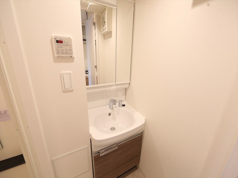洗面設備　脱衣所　独立洗面台（シャンプードレッサー付）収納スペース有