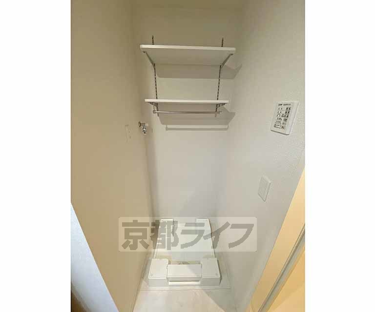 その他設備　洗濯機置き場です。便利な棚収納付きです。