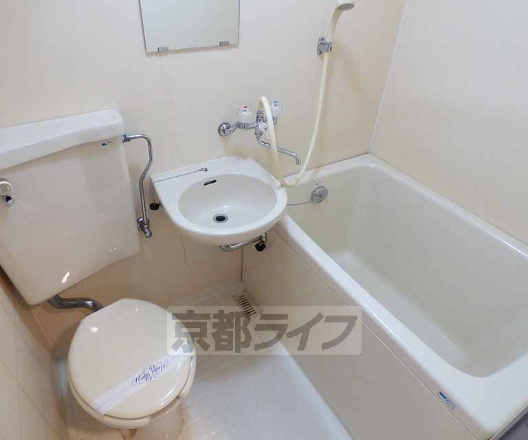 バス・シャワールーム　広々とした浴室です。