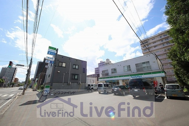 コンビニ　ファミリーマート東札幌6条店（コンビニ）まで563m