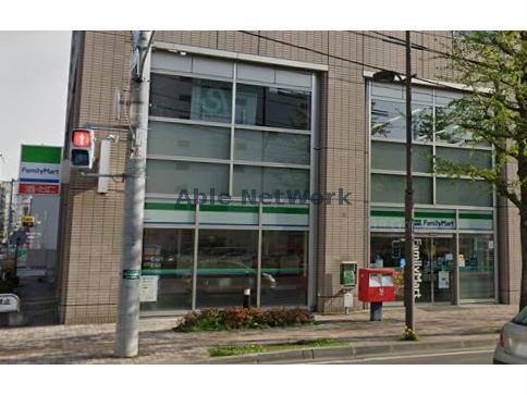 コンビニ　ファミリーマート札幌北4条東1丁目店（コンビニ）まで180m
