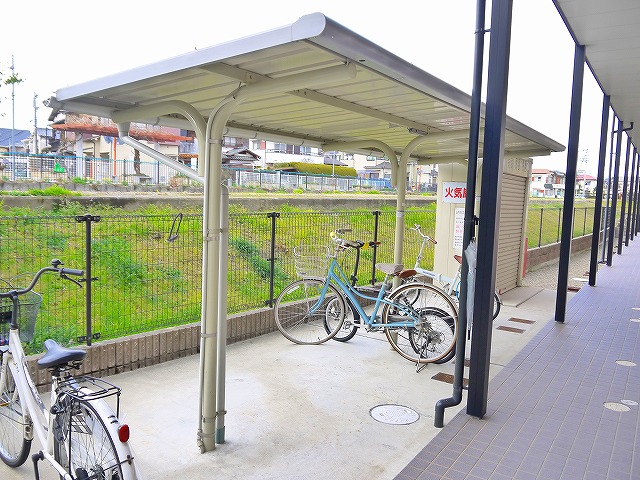 その他共有部分　ゆったりとした駐輪スペース。