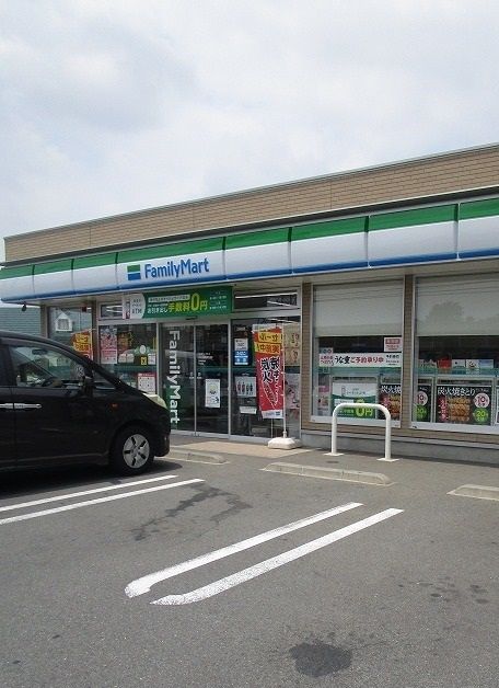 コンビニ　ファミリーマート（コンビニ）まで750m