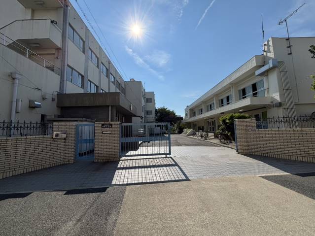 小学校　日吉小学校トワイライトスクール（小学校）まで825m
