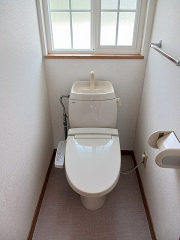 トイレ　落ち着いた色調のトイレです