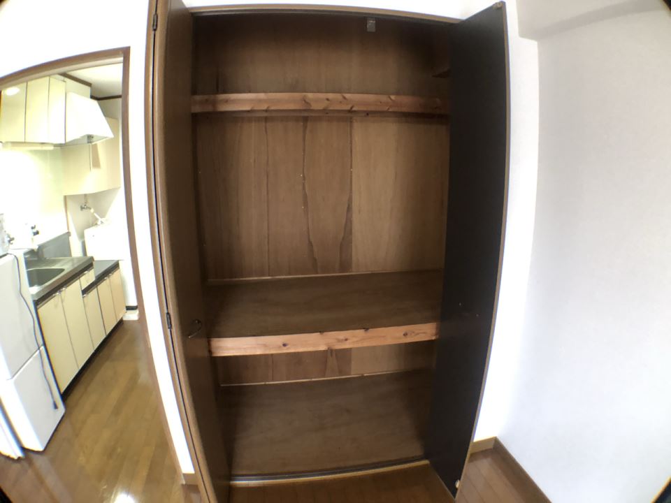 収納　温水洗浄便座付です