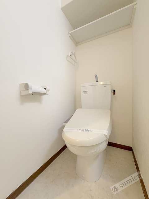 トイレ　人気アイテムの温水洗浄便座。清潔感のあるトイレです。