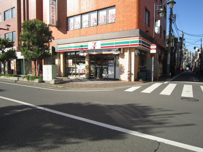 コンビニ　セブンイレブン（コンビニ）まで323m