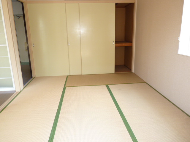 その他　バルコニーから和室を撮影