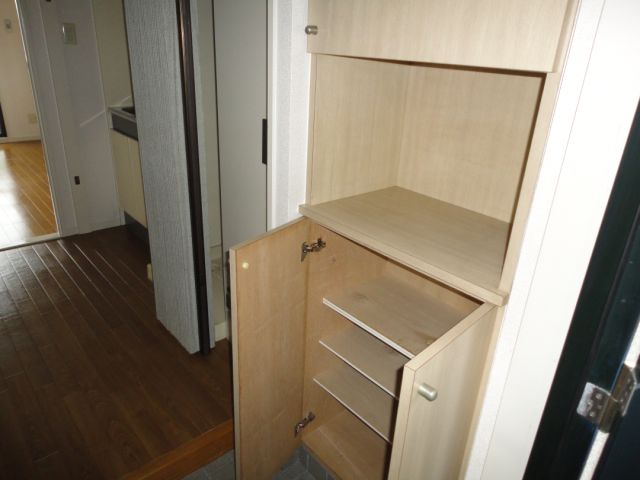 玄関　上下に収納できるシューズボックス