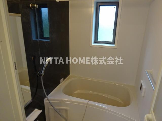 バス・シャワールーム　追い焚き、浴室乾燥機付きのバスルームです◇