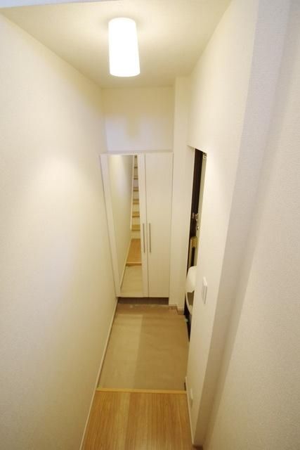 玄関　★玄関は1階です、鏡付きのシューズボックス有り★