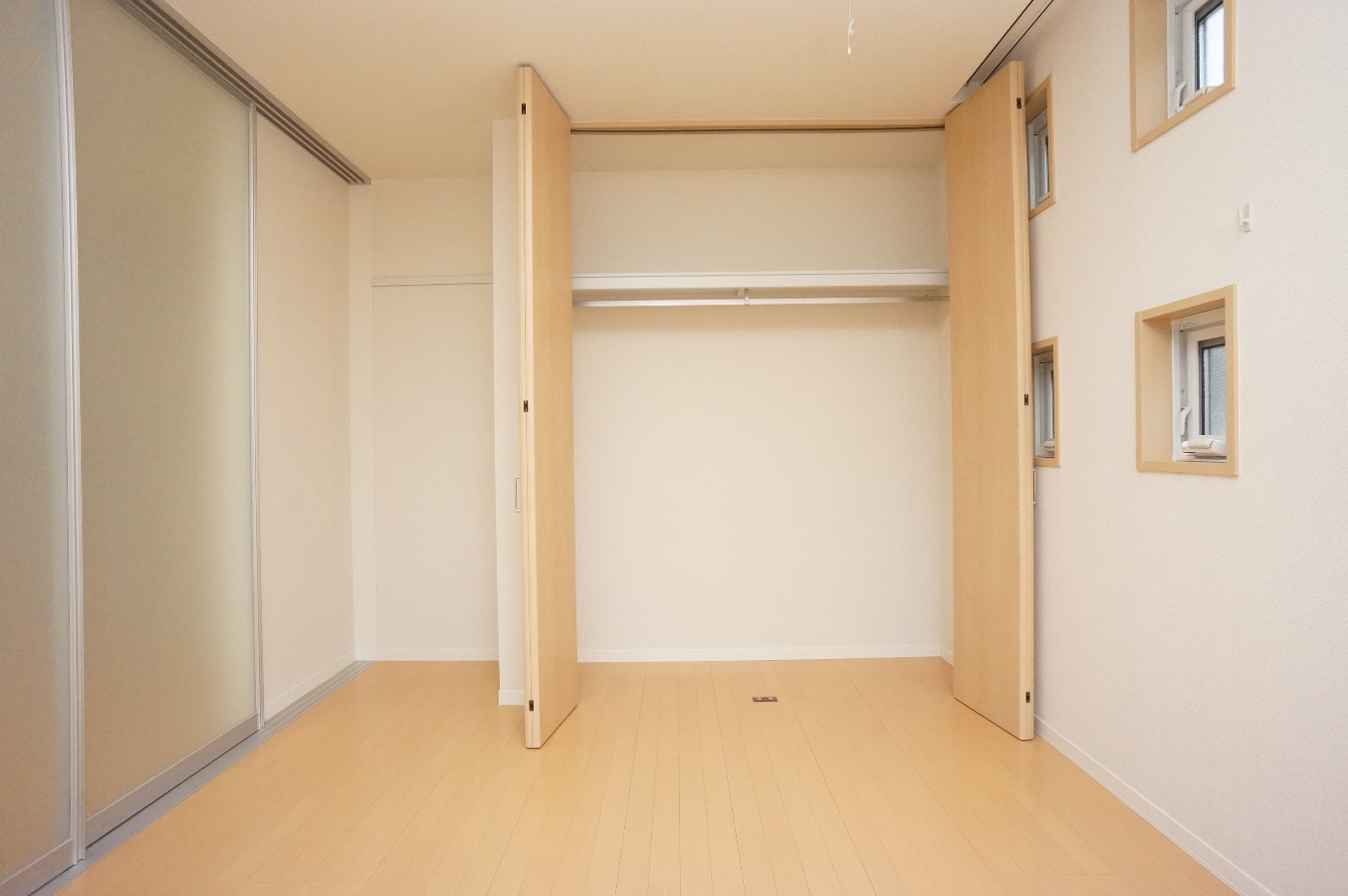 収納　南側洋室クローゼット有ります！