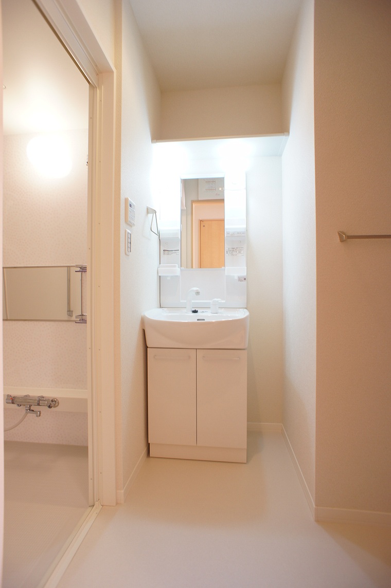 洗面設備　シャンプードレッサー仕様！上部に収納棚あります！