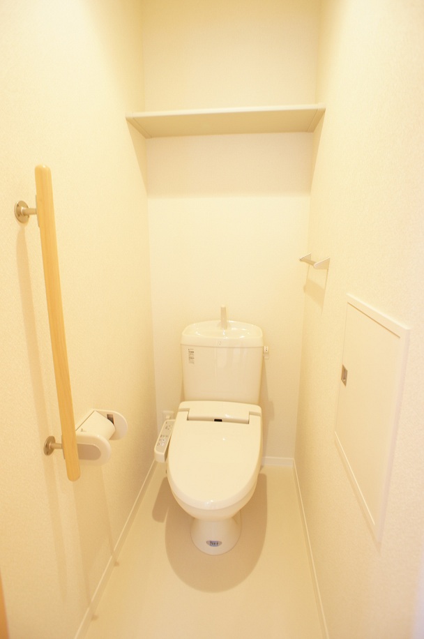 トイレ　シャワートイレ仕様！上部に棚あります！