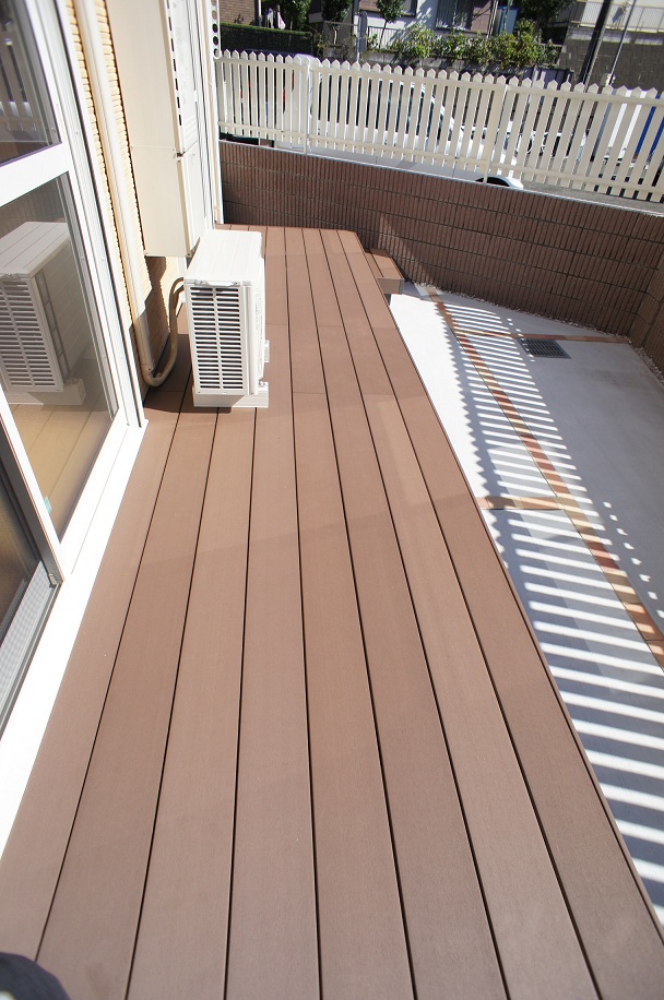 バルコニー　掃出し窓からフラットのウッド調デッキあります！