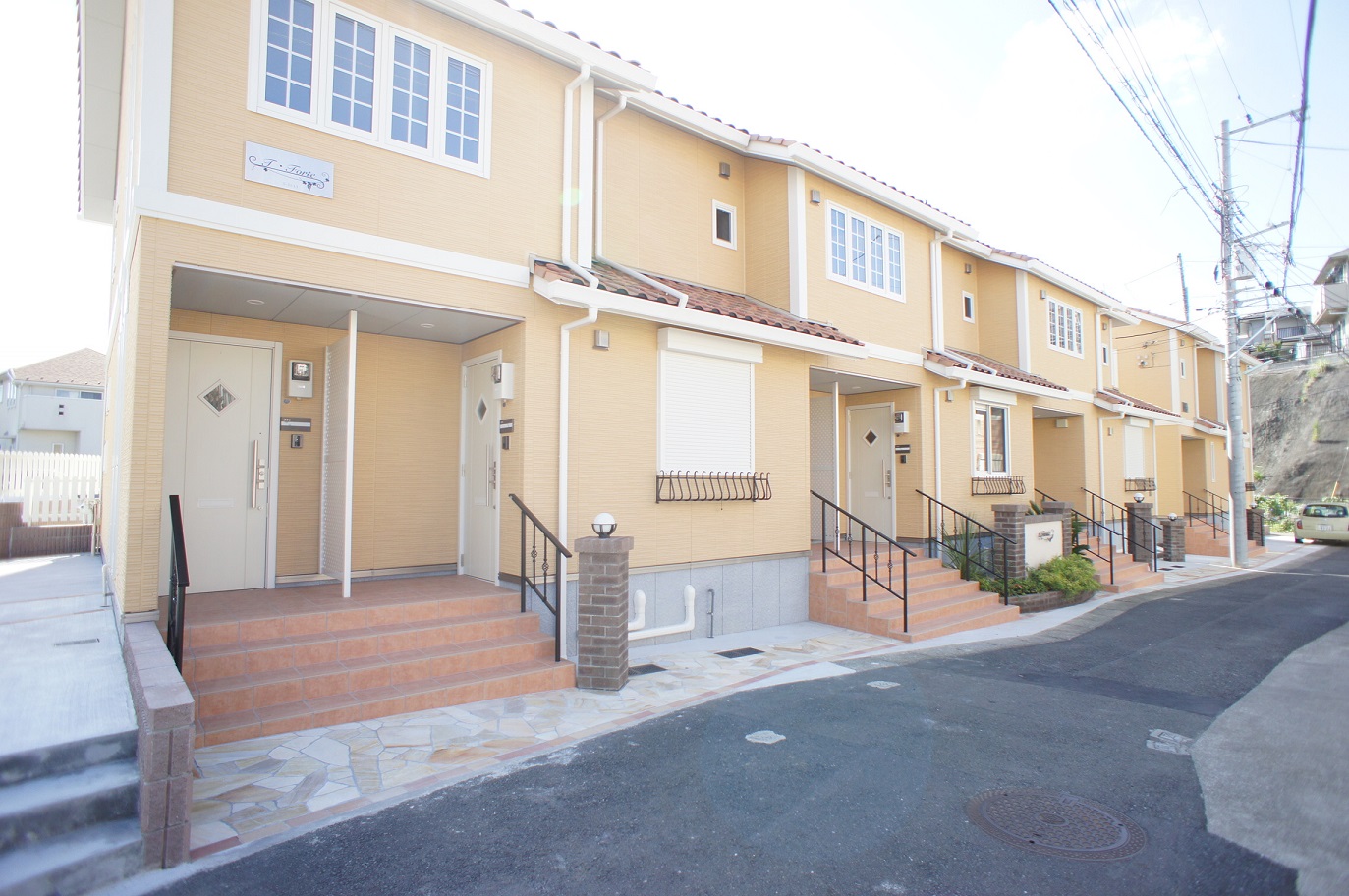 建物外観　南向きですが建物があります！１階はウッド調デッキ付！