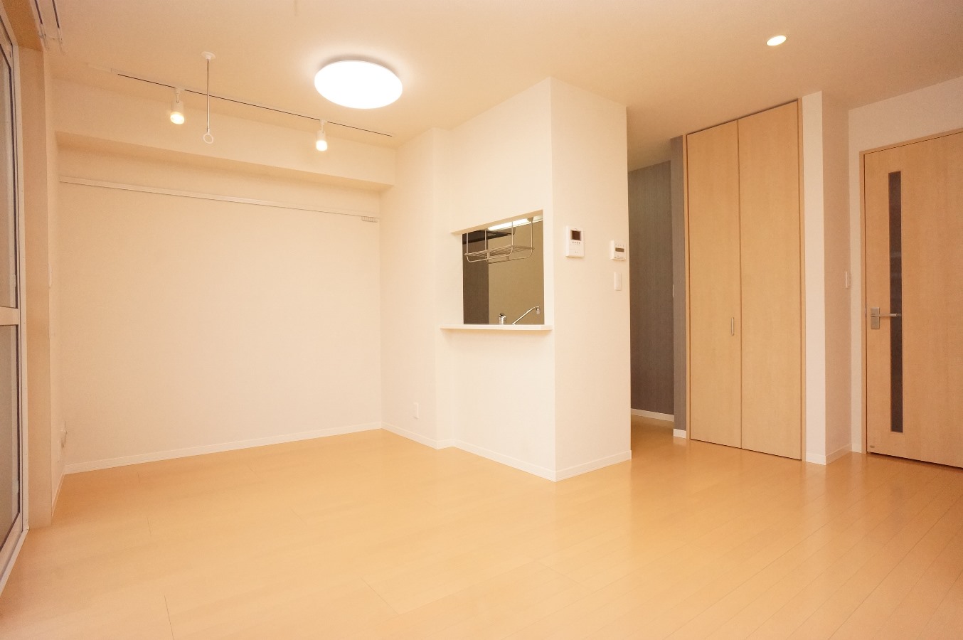 居室・リビング　ナチュラル調色フローリング仕様！エアコン・ホスクリーン付！