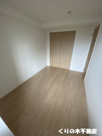その他部屋・スペース　落ち着いた色調の寝室です
