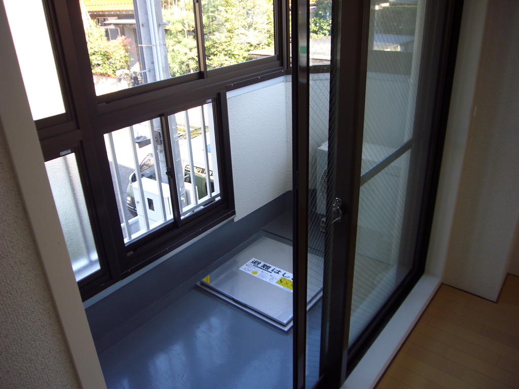 バルコニー　サッシに囲まれています。