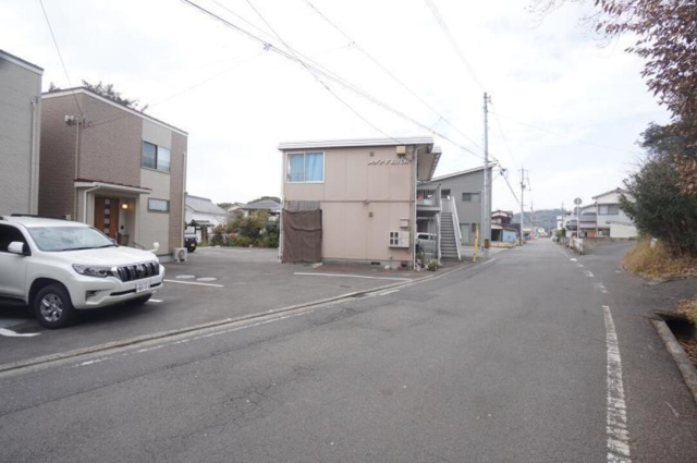 【松山市北斎院町のアパートの駐車場】