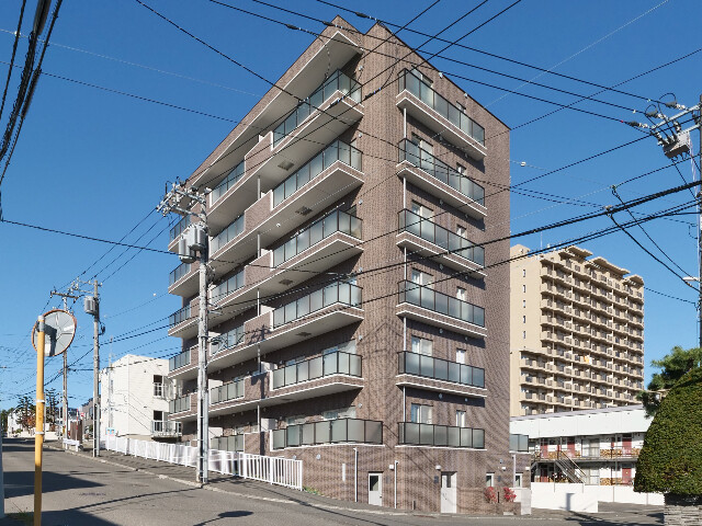 札幌市豊平区西岡四条のマンションの建物外観