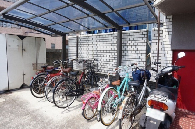 【松山市小栗のマンションの駐車場】