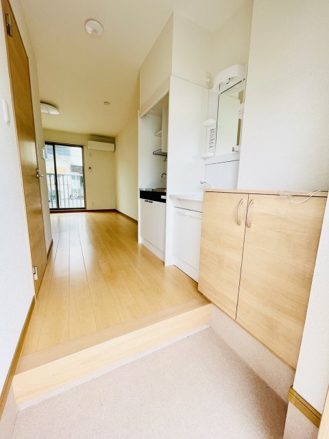 玄関　同物件別号室の写真です。