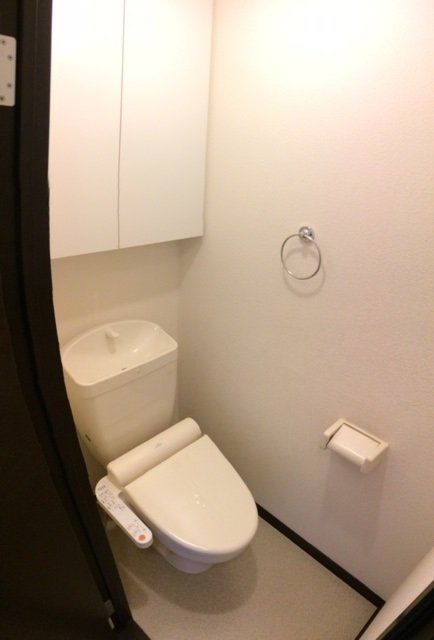 トイレ　温水洗浄便座付き